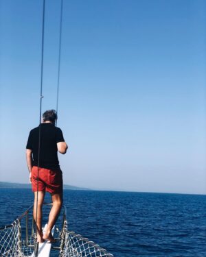 Cahit Gök Instagram - bulut mu olsam,
gemi mi yoksa?
balık mı olsam,
yosun mu yoksa?..
ne o, ne o, ne o.
deniz olunmalı, oğlum,
bulutuyla, gemisiyle, balığıyla, yosunuyla..