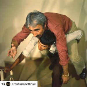 Cahit Gök Instagram - #Repost @arzufilmasofficial (@get_repost)
・・・
"Banker Bilo"

1980 yapımı sevdiğim bir filmdir "Banker Bilo"

Geçenlerde elime bu filmden 6 yıl önce yapılış bir röportajı geçti Filmin yönetmeni Ertem Egilmez'in.  Bakın ne diyor!... Üst sınıf diye nitelendirilen adamlar neticede içimizden çıkmış adamlar. Belki bizim biraz daha beceriklilerimiz aslında, hepsi bu.. Biliyorsunuz talanda mücevher götüren de olur bir somun ekmeğe razı olan da..Kısacası ben filmlerimde diyorum ki; 
Madem bu coğrafyanın doğasında hala talan kültürü mevcut, be kardeşim senin elinde çok var, bari birazını da şu adamlara ver..Kısacası ben talandan çeşitli sebeplerle daha az kapabilmişin yanında duruyorum. Benim hitabettiğim kişilerin çoğu sömürülen, altta kalan sınıftan. Ekonomik ve kültürel bakımdan insanımızı belirli bir noktaya taşımak zorunluluğunu hissettiğim için ötekilerin karşısında oluyorum... Yoksa amacım ne Robin Hood'luğa soyunmak ne de siyaset yapmak..Ben olsa olsa sadece bir durum tespiti yapıyorum ve maalesef dünya bu açmazı aşamadıkça da bu filmler ölümsüz oluyor.. Ölümsüz olacak../ 1974 / İst.

Bu konuşmanın üstüne pek bir şey yazmak gelmiyor içimden... Sadece " Anlamak uzun iştir, emek ister, samimiyet ister, gayret ister. Yanlış anlamak ise çok kolay, biraz kötü niyet biraz da cehalet ister" diyorum..Ve ekliyorum ;

Aman Banker Bilo'lara dikkat!..😉 Sevgi ve saygılarımla../ Ferdi Eğilmez...🙏❤🙌