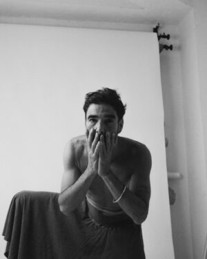 Caio Blat Instagram - Cidade inconsequente, ardente, vaidosa, vadia. 
Com vida nas esquinas  e vermelho em seus becos;
Vermelho que marca os lábios na borda da camisa, que marca o soco no estômago. 
Mãos que amam, que destroem.
Cidade que apaixona os poetas, que aventura-se as Américas e ao Oriente.
Cidade dos beijos, cidade dos despejos. 

w/ @caio_blat 
Shot at: @cloudsstudio.lx 
Support: @isaclouds