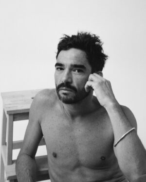Caio Blat Instagram - Cidade inconsequente, ardente, vaidosa, vadia. 
Com vida nas esquinas  e vermelho em seus becos;
Vermelho que marca os lábios na borda da camisa, que marca o soco no estômago. 
Mãos que amam, que destroem.
Cidade que apaixona os poetas, que aventura-se as Américas e ao Oriente.
Cidade dos beijos, cidade dos despejos. 

w/ @caio_blat 
Shot at: @cloudsstudio.lx 
Support: @isaclouds
