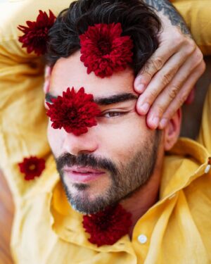 Caio Blat Instagram - Flores e as luzes de Lisboa 

com: @caio_blat 
📷: @isaclouds