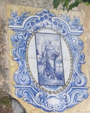 Caio Blat Instagram - Passa pro lado pra sentir as texturas dos azulejos portugueses, ouvindo um dos rappers incríveis da nova geração lusitana. @slowj_oficial