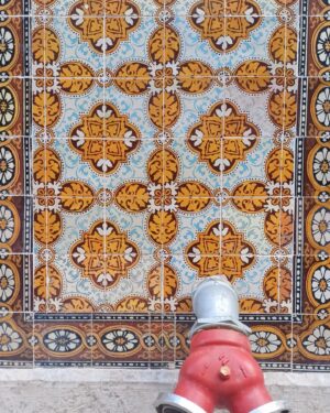 Caio Blat Instagram - Passa pro lado pra sentir as texturas dos azulejos portugueses, ouvindo um dos rappers incríveis da nova geração lusitana. @slowj_oficial