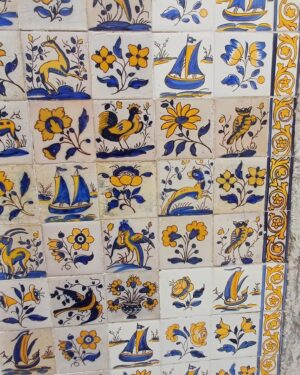 Caio Blat Instagram - Passa pro lado pra sentir as texturas dos azulejos portugueses, ouvindo um dos rappers incríveis da nova geração lusitana. @slowj_oficial