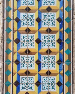 Caio Blat Instagram - Passa pro lado pra sentir as texturas dos azulejos portugueses, ouvindo um dos rappers incríveis da nova geração lusitana. @slowj_oficial
