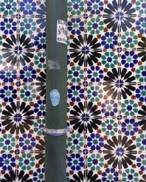 Caio Blat Instagram - Passa pro lado pra sentir as texturas dos azulejos portugueses, ouvindo um dos rappers incríveis da nova geração lusitana. @slowj_oficial