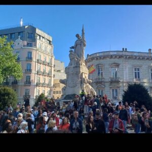 Caio Blat Instagram - Nesse 25 de Abril, Portugal comemora os 50 anos da Revolução dos Cravos, quando se livraram do fascismo e o povo saiu às ruas distribuindo cravos, enquanto essa música, que era a senha, tocava ao mesmo tempo em todas as rádios.
25 de abril sempre, fascismo nunca mais!
Fotos da @patcividanes