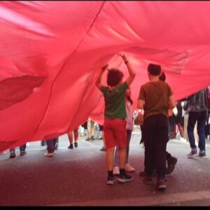 Caio Blat Instagram - Nesse 25 de Abril, Portugal comemora os 50 anos da Revolução dos Cravos, quando se livraram do fascismo e o povo saiu às ruas distribuindo cravos, enquanto essa música, que era a senha, tocava ao mesmo tempo em todas as rádios.
25 de abril sempre, fascismo nunca mais!
Fotos da @patcividanes