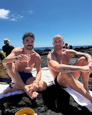Caio Blat Instagram - Trabalhando aqui nos Açores com a incrível parceira @paollaoliveirareal tive o privilégio de conhecer esse cara. Sempre admirei seu talento, mas agora conheci de perto seu humor, sua gentileza, suas histórias da nata do samba, salve @diogonogueira_oficial 
Passei até o dia dos namorados segurando vela pra esse casal incrível,  numa praia de água quente que sai de dentro de um vulcão de pedras pretas.