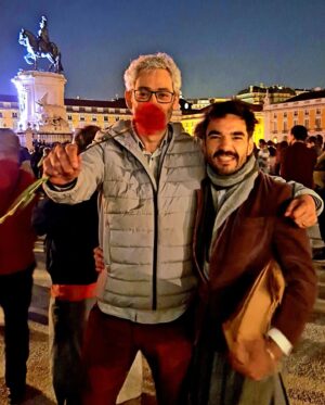 Caio Blat Instagram - Nesse 25 de Abril, Portugal comemora os 50 anos da Revolução dos Cravos, quando se livraram do fascismo e o povo saiu às ruas distribuindo cravos, enquanto essa música, que era a senha, tocava ao mesmo tempo em todas as rádios.
25 de abril sempre, fascismo nunca mais!
Fotos da @patcividanes