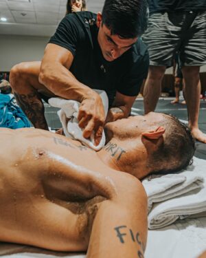 Caio Borralho Instagram - T.B.T 

📈 Muitos lutadores dedicam tempo e esforço desnecessários ao corte. Não me interpretem mal, você precisa perder o peso. E é óbvio que isso é muito importante mas não há prêmios por subir na balança entende?

Perder peso é uma ciência não adianta querer fazer de qualquer jeito, só no UFC trabalho a 06 lutas com o @caioborralho e a cada vez pensamos sempre em melhorar o processo. 
O que isso significa?

Tentamos gastar menos energia com o corte em sí e deixar a cabeça dele mais focada na luta!
🧠Caio é atleta o ano todo, por isso podemos fazer isso!!!