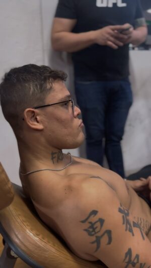 Caio Borralho Instagram - A minha lesão no tornozelo vem desde quando lutava judô e nunca cuidei da maneira certa.

Há um mês da minha luta no UFC São Paulo, eu tive uma torção e um trauma durante o treino. 

Depois de alguns exames descobri dois ligamentos rompidos e várias lesões crônicas de osso etc. 

E sim amigos, eu lutei assim no UFC SP. 👇

Fiz um pouco de fortalecimento na época e estava pronto para lutar novamente no UFC Rio.

Porém, mais ou menos, 3 semanas antes da luta eu tive mais uma torção durante um treino. 

Foram três semanas tratando para que conseguir treinar bem e estar pronto para lutar. 

Lutamos o UFC Rio, conseguimos fazer uma performance incrível, graças ao trabalho do meu time! @drmateussenger @danielsapatini @alexandredr.fisio 

E agora estamos focados na recuperação, fazendo o acompanhamento e tratamento certo para recuperar 100% mas temos pela frente, mais 3 ou 4 semanas longe dos treinos de luta. 

Fica o alerta para você atleta... 

Lesão faz parte do processo e a maneira que você se recupera é muito importante. 

Saiba disso, viva o seu proposito com consciência.