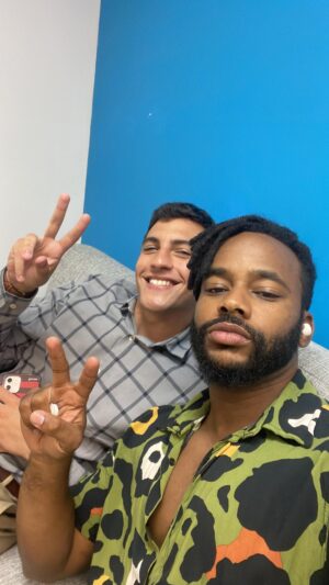 Caio Giovani Instagram - No Camarim ! Só cantando @belo 🤎 #belo #tvglobo #familiaétudo