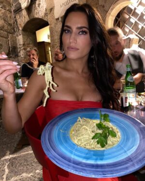 Caitlin Leahy Instagram - ‘Everything you see I owe to spaghetti”