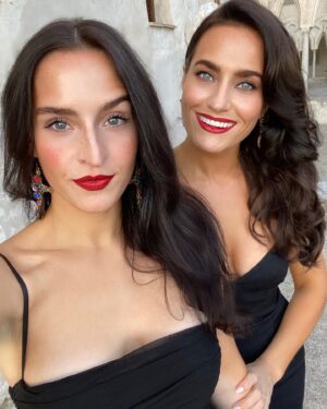 Caitlin Leahy Instagram - Everything you see she owes to...ME! 👯‍♀️
