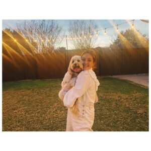 Caitlin McGee Instagram - Happy Christmas it was 80 in TX today neither of us packed appropriately! 🎁