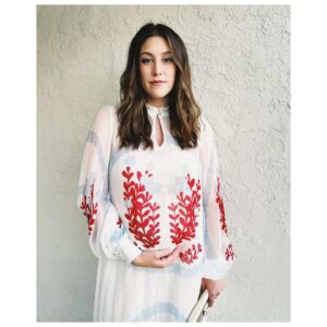 Caitlin McGee Instagram - This hasn’t been an easy pregnancy, I feel very grateful to be in a place now where I can dress up and leave the house. And after this week, I just feel grateful. Can’t stop holding my belly and telling this little bunny how loved she is 🐰
.
.
.
Thank you for making me feel like a queen 💫@nataliehoseltonstyle @kendalfedail @mashyourhair