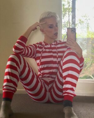 Caitlin V Instagram - Merry Christmas ya filthy animals 💋✨🎄🫶🏼❤️⭐️🥹