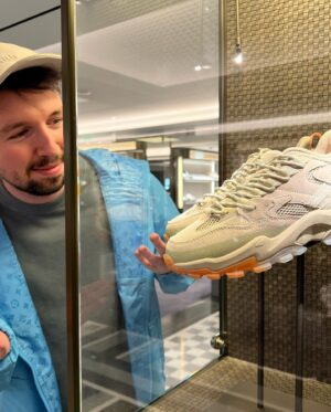 Callum McGinley Instagram - 🌟no•two•ways are in @harrods🌟
been manifesting this shit for a long time, it’s finally happened!!!! thank you @theeditldn for believing in @notwoways 😭😭

head to ‘The Edit LDN’ second floor in Harrods Knightsbridge, London. 

- thanks for coming along @ksi and @calfreezy 💛💛