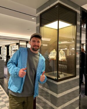 Callum McGinley Instagram - 🌟no•two•ways are in @harrods🌟
been manifesting this shit for a long time, it’s finally happened!!!! thank you @theeditldn for believing in @notwoways 😭😭

head to ‘The Edit LDN’ second floor in Harrods Knightsbridge, London. 

- thanks for coming along @ksi and @calfreezy 💛💛