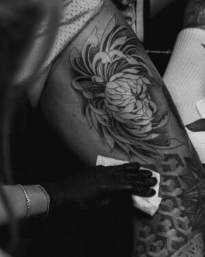 Calum Best Instagram - Big shout to @kayley.tattoos at @thelondonsocial for my new work, some vibe !
Place is beautifully located in Soho , good people , artists and atmosphere !
Thanks again @kayley.tattoos great work I’ll be back 🏆

📷 @zackb_