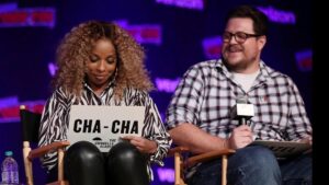 Cameron Britton Instagram - Me and @therealmaryjblige finally getting to talk about the show we’ve been working on for six months at #nycomiccon! DAMN this was fun, can’t wait to see it! #netflix #umbrellaacademy #hazelandchacha
