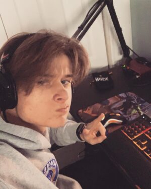 Cameron Brodeur Instagram - Self tapes and zoom classes🦧 #selftape #zoom