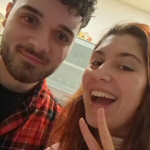 Cameron Ocasio Instagram - A te, al tuo primo Natale italiano e al merry Christian-merry crysler, alla "straccitella" che ti ha fatto venire mal di pancia, alle risate, ai litigi, ai ritardi e al "te l'avevo detto che saremmo comunque arrivati in tempo". All'acqua che mi andavi a prendere all'una di notte perché ero pigra per alzarmi dal letto, ai viaggi, all'incoraggiamento prima di un esame. Al vuoto rimasto quando hai fatto la valigia e al disordine in camera che mi mancherà.