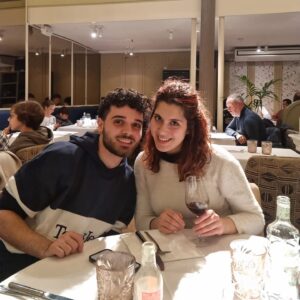 Cameron Ocasio Instagram - A te, al tuo primo Natale italiano e al merry Christian-merry crysler, alla "straccitella" che ti ha fatto venire mal di pancia, alle risate, ai litigi, ai ritardi e al "te l'avevo detto che saremmo comunque arrivati in tempo". All'acqua che mi andavi a prendere all'una di notte perché ero pigra per alzarmi dal letto, ai viaggi, all'incoraggiamento prima di un esame. Al vuoto rimasto quando hai fatto la valigia e al disordine in camera che mi mancherà.