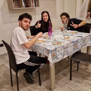Cameron Ocasio Instagram - A te, al tuo primo Natale italiano e al merry Christian-merry crysler, alla "straccitella" che ti ha fatto venire mal di pancia, alle risate, ai litigi, ai ritardi e al "te l'avevo detto che saremmo comunque arrivati in tempo". All'acqua che mi andavi a prendere all'una di notte perché ero pigra per alzarmi dal letto, ai viaggi, all'incoraggiamento prima di un esame. Al vuoto rimasto quando hai fatto la valigia e al disordine in camera che mi mancherà.