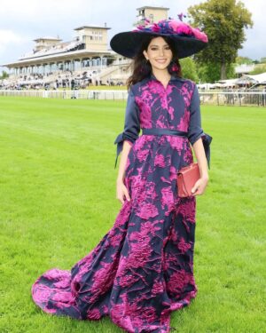 Camila Pinzón Instagram - #prixdediane 🐎 with #missworld Colombia 
 #model @camilapinzonk wearing #guillarme #christopheguillarme #eveningdress
👒@rinceauxetpalmettes
🙏🏻 @longines & @francegalop
.
.
#prixdedianelongines #robedesoiree #chantilly #prixdelegance #élégance #mode #fashion #glam #instafashion #instamode #instastyle #style #couturedress #pageant #beautyqueen #missworldcolombia
