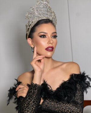 Camila Pinzón Instagram - Hello February! Keeping the eyes on the objective 🌍 Con emoción contamos los dias para partir a la India e iniciar la competencia de Miss World 🇨🇴🌎 Con alegría les anuncio que estaré volando a este hermoso país el día 15 de febrero. Reitero mi agradecimiento por todo el cariño y apoyo recibido 🩷✨
-
Makeup: @omarmakeup_ 
Vestido: @valzemanate 
Joyas: @nohajoyeria_ 
Cuidado del cabello: @aldopeluqueria y @salerm_cosmetics_co