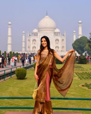 Camila Pinzón Instagram - Jai Hind ! 🇮🇳 Congratulating all the Indian community on their Republic day.
I can not believe that in less than a month I will be back in your mesmerizing country 💛🤍💚.
Throwback to December 2023 when I visited the Taj Mahal and was speechless with its outstanding beauty and precision.
-
Thank you @vyas_couture for my Lehenga