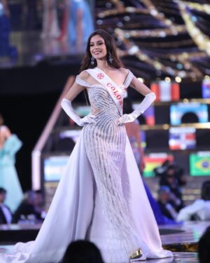 Camila Pinzón Instagram - An honour to embody the values that define Colombian people: joy, resilience and peace 🕊️.
-
Un honor enaltecer los valores que nos definen como Colombianos: alegria, resiliencia y paz 🕊️
-
Vestido: @fernando_marinm 
Aretes: @byvizcarra