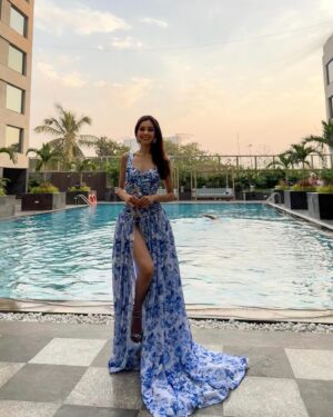 Camila Pinzón Instagram - Mumbai sunset ☀️ at @aurikamumbaiskycity . See you tomorrow world for whole new day of adventures at Miss World 💙.
-
Atardecer en Mumbai ☀️ Nos vemos mañana mundo, para un nuevo dia de aventuras en Miss Mundo.
Mi traje de baño: @official_andreaventuroli 
-
For all the latest news follow @missworld official instagram
#missworld
#missworld71
#71mw
#india
#beautywithapurpose #bwap
-

Miss World Colombia - @missmundocolombia
 
My Team:
 @aldopeluqueria @salerm_cosmetics_co @clubbodytech @lasergioemprende @sergioyalexandraradaoficial @dra.alexandrarada @redmastv @melodiastereobogota @doubletree_byhilton @fabianchacone @cstoficial @drcesartobar @dradrianalabrador @clinicalafont @museointernacionalesmeralda @official_andreaventuroli @fernando_marinm