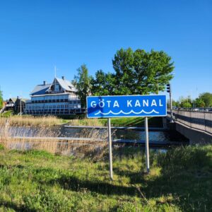 Camilla Thulin Instagram - Stockholm/Karlsborg t/r 24h. Sällskapade maken till vackra #karlsborg för promenera kring #vättern och #götakanal en ljuvlig sommarstad. Maken besökte #karlsborgsregemente och Musse och jag promenerade runt i den ljuva grönskan. Karlsborg, väl värt en omväg!