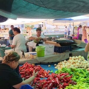 Camilla Thulin Instagram - Tisdagsmarknad I #yalikavak #marknad #foodies #veggies #ecologic #bodrum #turkiet #turkey #türkiye