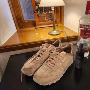 Camilla Thulin Instagram - Här kommer jag med ett tips. Jag hatar strumpor i sneakers på sommaren. Tar till ett gammalt teaterknep för att reducera den traditionellt obehagliga doften i skon: #vodka fyllde på en gammal sprayflaska med @smirnoff #smirnoff och sprayade in i skon. Tycker att tricket funkar ganska bra. Inom teatern brukar vi badda plaggen "ärmhålor" med vodka för att få bort gammal svettdoft. Kommer att fortsätta mitt sprayande, har fler flaskor eftersom vi ytterst sällan dricker starksprit.