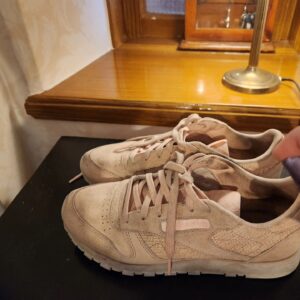 Camilla Thulin Instagram - Här kommer jag med ett tips. Jag hatar strumpor i sneakers på sommaren. Tar till ett gammalt teaterknep för att reducera den traditionellt obehagliga doften i skon: #vodka fyllde på en gammal sprayflaska med @smirnoff #smirnoff och sprayade in i skon. Tycker att tricket funkar ganska bra. Inom teatern brukar vi badda plaggen "ärmhålor" med vodka för att få bort gammal svettdoft. Kommer att fortsätta mitt sprayande, har fler flaskor eftersom vi ytterst sällan dricker starksprit.