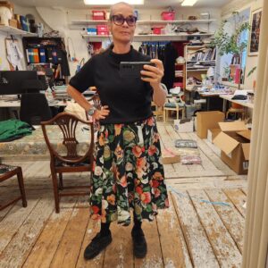 Camilla Thulin Instagram - Så här stylar kag min favorit klänning Frida när jag fryser och det är för kallt, som nu. Jag har en härlig #cashmire #jumper jag fått av min kära väninna @ulricakejler från hennes eleganta #nkboutique då blir klänningen som en kjol.