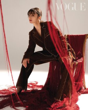 Camille Chalons Instagram - #MissVogue 夏朧是中法混血的新生代演員，法國出生，在巴黎時就曾出鏡蕭敬騰的MV〈發現〉與〈你會在哪呢？〉，2018年前正式定居台灣，從零開始學習中文。

夏朧從青少年時期就開始當背包客旅行，她探索一座未知城市的方法，很直接，就是交朋友。「我一直覺得影響我最深的不一定是去過多少地方，而是在那裡認識的人。」

拍攝當天，她穿著黑素Tee、民族風的寬褲私服，背著大大的棕色後背包踏進攝影棚，第一眼見到她，直觀感受到的是一種由內而外散發的堅定感，像是不畏懼任何眼光、不在乎任何議論的安定，因為她的精神世界足夠強大。這是和夏朧年紀相仿的我一直以來欠缺的，所以我說，她像殘夏留存的一股炙熱，並非直接而猛烈，卻將對談者霾著陰影的潮濕所曝曬蒸發。

完整專訪請上Vogue Taiwan 主頁連結🔗

Talent: 夏朧 @camille.xialong 
APAC Editorial Director: Leslie Sun @sunles 
Photographer: Weslie Wei @wesliewei 
Editor & Stylist: Amber Chan @amberchan_98 
Interview & Text：Kuan Lin
Makeup: Wayway Liu @wayway_liu 
Hair: Odye Weng @odyeweng @hairmosa.lab 
Set design: Ryan Hsu @chihyenhsu & Rick Lin @ri_________ck