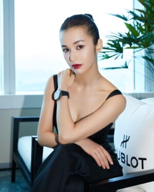 Camille Chalons Instagram - Hublot x Richard Orlinski

這次怎麼有點回娘家的感覺 
近四年前我擔任過城邦小編，那時候才深入了解到了Hublot 宇舶錶的創新精神和對製錶工藝的不懈追求。這次參加Hublot 與法國當代藝術家 Richard Orlinski 最新推出的聯名錶款藝術展，真的太開心！能夠看到藝術品本尊並戴上這麼優雅的錶款覺得自己很幸運。

這次的計時碼錶很簡單俐落，也含有非常多立體切面（這是Hublot 與 Orlinski 合作的經典元素），看上去就是獨一無二的設計。我超喜歡Hublot 對於【融合藝術】的品牌理念。其實我之前就在巴黎看過Orlinski 的大型雕塑，Orlinski 本身希望將藝術大眾化，他的概念是希望除了讓更多人能夠接觸到藝術之外，也希望更多人能夠了解到藝術品本身探討的一些議題，像是現代文明與大自然的一個衝突。
很榮幸能夠受邀，感謝 @hublot ！
---
MUA：怡俐 @yml.makeup 
Hair stylist：歐弟 @hairmosa.lab 
Stylist：Monfi Lin @monfilin 
Photographer：姜知育 @satang 
@abookstudio