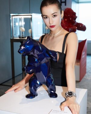 Camille Chalons Instagram - Hublot x Richard Orlinski

這次怎麼有點回娘家的感覺 
近四年前我擔任過城邦小編，那時候才深入了解到了Hublot 宇舶錶的創新精神和對製錶工藝的不懈追求。這次參加Hublot 與法國當代藝術家 Richard Orlinski 最新推出的聯名錶款藝術展，真的太開心！能夠看到藝術品本尊並戴上這麼優雅的錶款覺得自己很幸運。

這次的計時碼錶很簡單俐落，也含有非常多立體切面（這是Hublot 與 Orlinski 合作的經典元素），看上去就是獨一無二的設計。我超喜歡Hublot 對於【融合藝術】的品牌理念。其實我之前就在巴黎看過Orlinski 的大型雕塑，Orlinski 本身希望將藝術大眾化，他的概念是希望除了讓更多人能夠接觸到藝術之外，也希望更多人能夠了解到藝術品本身探討的一些議題，像是現代文明與大自然的一個衝突。
很榮幸能夠受邀，感謝 @hublot ！
---
MUA：怡俐 @yml.makeup 
Hair stylist：歐弟 @hairmosa.lab 
Stylist：Monfi Lin @monfilin 
Photographer：姜知育 @satang 
@abookstudio