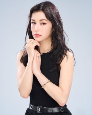 Camille Chalons Instagram - 《省省吧！我家富貴發》全劇已在CATCHPLAY 、Hami Video、H2PES、iQIYI、KKTV和LINE TV上架

最近在《省省吧！我家富貴發》我飾演一個生活很富裕的夏美。夏美因為愛上一個家境不好的人，而勇敢去面對與父親的衝突。我真的很高興以夏美這個角色能夠表現出捍衛自己想法的重要性。與其在乎社會的眼光，這個堅持與堅定我覺得更佳重要。

感謝中時時尚 !

攝影：崴傑 
化妝：人瑋 @wayway_liu 
髮型：Odye @hairmosa.lab 

💸  @fivethriftyfamily 💰

« My Thrifty Family », on Catchplay , Hami Video, H2PES, iQIYI, KKTV and Line TV.

In the TV Show « My Thrifty Family » I play the part of Hsia-Mei, a young woman from very wealthy background who falls in love with a destitute boy, which creates conflict with her disapproving father. In other words, Hsia-Mei stands for the idea that what the heart wants should prevail over social pressure, and I am pretty glad to embody such point of view