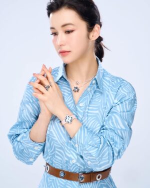 Camille Chalons Instagram - 《省省吧！我家富貴發》全劇已在CATCHPLAY 、Hami Video、H2PES、iQIYI、KKTV和LINE TV上架

最近在《省省吧！我家富貴發》我飾演一個生活很富裕的夏美。夏美因為愛上一個家境不好的人，而勇敢去面對與父親的衝突。我真的很高興以夏美這個角色能夠表現出捍衛自己想法的重要性。與其在乎社會的眼光，這個堅持與堅定我覺得更佳重要。

感謝中時時尚 !

攝影：崴傑 
化妝：人瑋 @wayway_liu 
髮型：Odye @hairmosa.lab 

💸  @fivethriftyfamily 💰

« My Thrifty Family », on Catchplay , Hami Video, H2PES, iQIYI, KKTV and Line TV.

In the TV Show « My Thrifty Family » I play the part of Hsia-Mei, a young woman from very wealthy background who falls in love with a destitute boy, which creates conflict with her disapproving father. In other words, Hsia-Mei stands for the idea that what the heart wants should prevail over social pressure, and I am pretty glad to embody such point of view