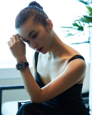 Camille Chalons Instagram - Hublot x Richard Orlinski

這次怎麼有點回娘家的感覺 
近四年前我擔任過城邦小編，那時候才深入了解到了Hublot 宇舶錶的創新精神和對製錶工藝的不懈追求。這次參加Hublot 與法國當代藝術家 Richard Orlinski 最新推出的聯名錶款藝術展，真的太開心！能夠看到藝術品本尊並戴上這麼優雅的錶款覺得自己很幸運。

這次的計時碼錶很簡單俐落，也含有非常多立體切面（這是Hublot 與 Orlinski 合作的經典元素），看上去就是獨一無二的設計。我超喜歡Hublot 對於【融合藝術】的品牌理念。其實我之前就在巴黎看過Orlinski 的大型雕塑，Orlinski 本身希望將藝術大眾化，他的概念是希望除了讓更多人能夠接觸到藝術之外，也希望更多人能夠了解到藝術品本身探討的一些議題，像是現代文明與大自然的一個衝突。
很榮幸能夠受邀，感謝 @hublot ！
---
MUA：怡俐 @yml.makeup 
Hair stylist：歐弟 @hairmosa.lab 
Stylist：Monfi Lin @monfilin 
Photographer：姜知育 @satang 
@abookstudio
