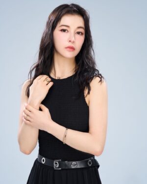 Camille Chalons Instagram - 《省省吧！我家富貴發》全劇已在CATCHPLAY 、Hami Video、H2PES、iQIYI、KKTV和LINE TV上架

最近在《省省吧！我家富貴發》我飾演一個生活很富裕的夏美。夏美因為愛上一個家境不好的人，而勇敢去面對與父親的衝突。我真的很高興以夏美這個角色能夠表現出捍衛自己想法的重要性。與其在乎社會的眼光，這個堅持與堅定我覺得更佳重要。

感謝中時時尚 !

攝影：崴傑 
化妝：人瑋 @wayway_liu 
髮型：Odye @hairmosa.lab 

💸  @fivethriftyfamily 💰

« My Thrifty Family », on Catchplay , Hami Video, H2PES, iQIYI, KKTV and Line TV.

In the TV Show « My Thrifty Family » I play the part of Hsia-Mei, a young woman from very wealthy background who falls in love with a destitute boy, which creates conflict with her disapproving father. In other words, Hsia-Mei stands for the idea that what the heart wants should prevail over social pressure, and I am pretty glad to embody such point of view