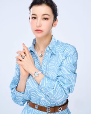 Camille Chalons Instagram - 《省省吧！我家富貴發》全劇已在CATCHPLAY 、Hami Video、H2PES、iQIYI、KKTV和LINE TV上架

最近在《省省吧！我家富貴發》我飾演一個生活很富裕的夏美。夏美因為愛上一個家境不好的人，而勇敢去面對與父親的衝突。我真的很高興以夏美這個角色能夠表現出捍衛自己想法的重要性。與其在乎社會的眼光，這個堅持與堅定我覺得更佳重要。

感謝中時時尚 !

攝影：崴傑 
化妝：人瑋 @wayway_liu 
髮型：Odye @hairmosa.lab 

💸  @fivethriftyfamily 💰

« My Thrifty Family », on Catchplay , Hami Video, H2PES, iQIYI, KKTV and Line TV.

In the TV Show « My Thrifty Family » I play the part of Hsia-Mei, a young woman from very wealthy background who falls in love with a destitute boy, which creates conflict with her disapproving father. In other words, Hsia-Mei stands for the idea that what the heart wants should prevail over social pressure, and I am pretty glad to embody such point of view