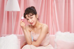 Camille Chalons Instagram - 👄 我的唇炫耀！🍦🍍♥️
好開心能夠跟 aquaEveryday 合作成為品牌大使
這次 aquaEveryday 引進加拿大品牌 Rebels Refinery的手工天然護唇膏，以多樣造型跟繽紛的顏色亮相，用過的人都愛不釋手，包含我在內！

護唇膏原來可以做得這麼可愛，還有冰淇淋、愛心、鳳梨、骷顱頭造型。之前每天帶著口罩，針對嘴唇的保養我承認有點疏忽。現在我都會把可愛造型的護唇膏攜帶在身上，除了是時尚配件之外，聞起來有淡淡的香味，心情也會瞬間變好。Rebels Refinery 的天然椰子油配方也讓嘴唇滋潤滋潤的非常保濕！誠心推薦給大家。

@aquaeveryday 

Photographer： @joshualin @abookstudio 
MUA : @starlip 
Stylist : @monfilin 

首批限量：https://pse.is/4udj7g
#aquaeveryday #唇炫耀