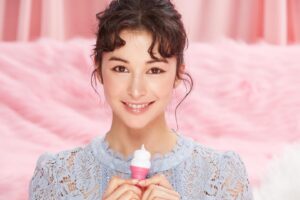 Camille Chalons Instagram - 👄 我的唇炫耀！🍦🍍♥️
好開心能夠跟 aquaEveryday 合作成為品牌大使
這次 aquaEveryday 引進加拿大品牌 Rebels Refinery的手工天然護唇膏，以多樣造型跟繽紛的顏色亮相，用過的人都愛不釋手，包含我在內！

護唇膏原來可以做得這麼可愛，還有冰淇淋、愛心、鳳梨、骷顱頭造型。之前每天帶著口罩，針對嘴唇的保養我承認有點疏忽。現在我都會把可愛造型的護唇膏攜帶在身上，除了是時尚配件之外，聞起來有淡淡的香味，心情也會瞬間變好。Rebels Refinery 的天然椰子油配方也讓嘴唇滋潤滋潤的非常保濕！誠心推薦給大家。

@aquaeveryday 

Photographer： @joshualin @abookstudio 
MUA : @starlip 
Stylist : @monfilin 

首批限量：https://pse.is/4udj7g
#aquaeveryday #唇炫耀